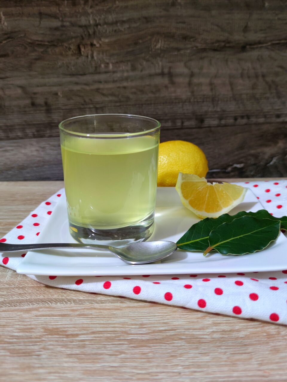 Tisana depurativa disintossicante e digestiva a base di alloro e limone